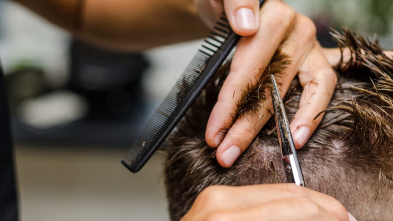 ദളിതർ മുടിവെട്ടാനെത്തി, ബാർബർ ഷോപ്പുകൾ അടച്ചിട്ട് ഉടമകൾ; കൊപ്പാളിൽ ദളിതരോട് അയിത്തം 