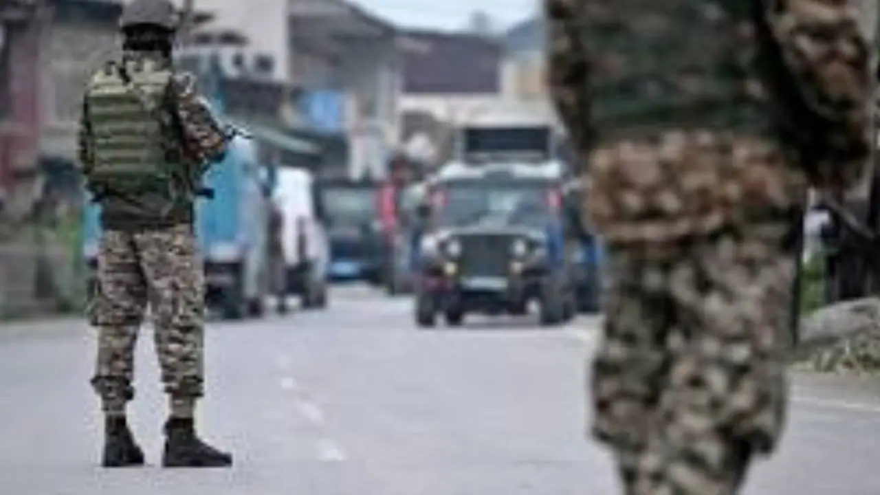 எல்லைக் கட்டுப்பாட்டுக் கோட்டில் பதற்றம்: இந்தியா பாகிஸ்தான் பீரங்கித் தாக்குதல்!!