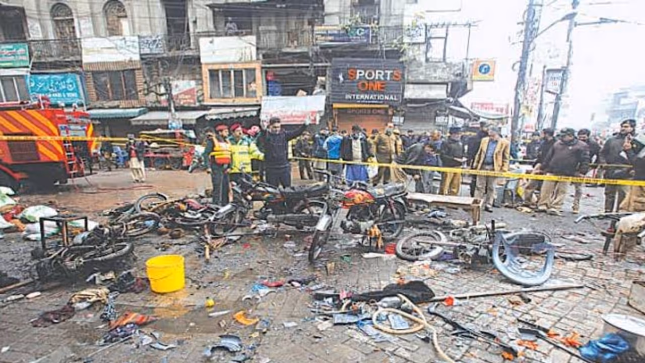 ನಿಗೂಢ ಡ್ರೋನ್ ದಾಳಿ; ಭಯದಿಂದ ರೆಡ್ ಅಲರ್ಟ್ ಘೋಷಿಸಿಕೊಂಡ ಪುಕ್ಕಲ ಪಾಕ್