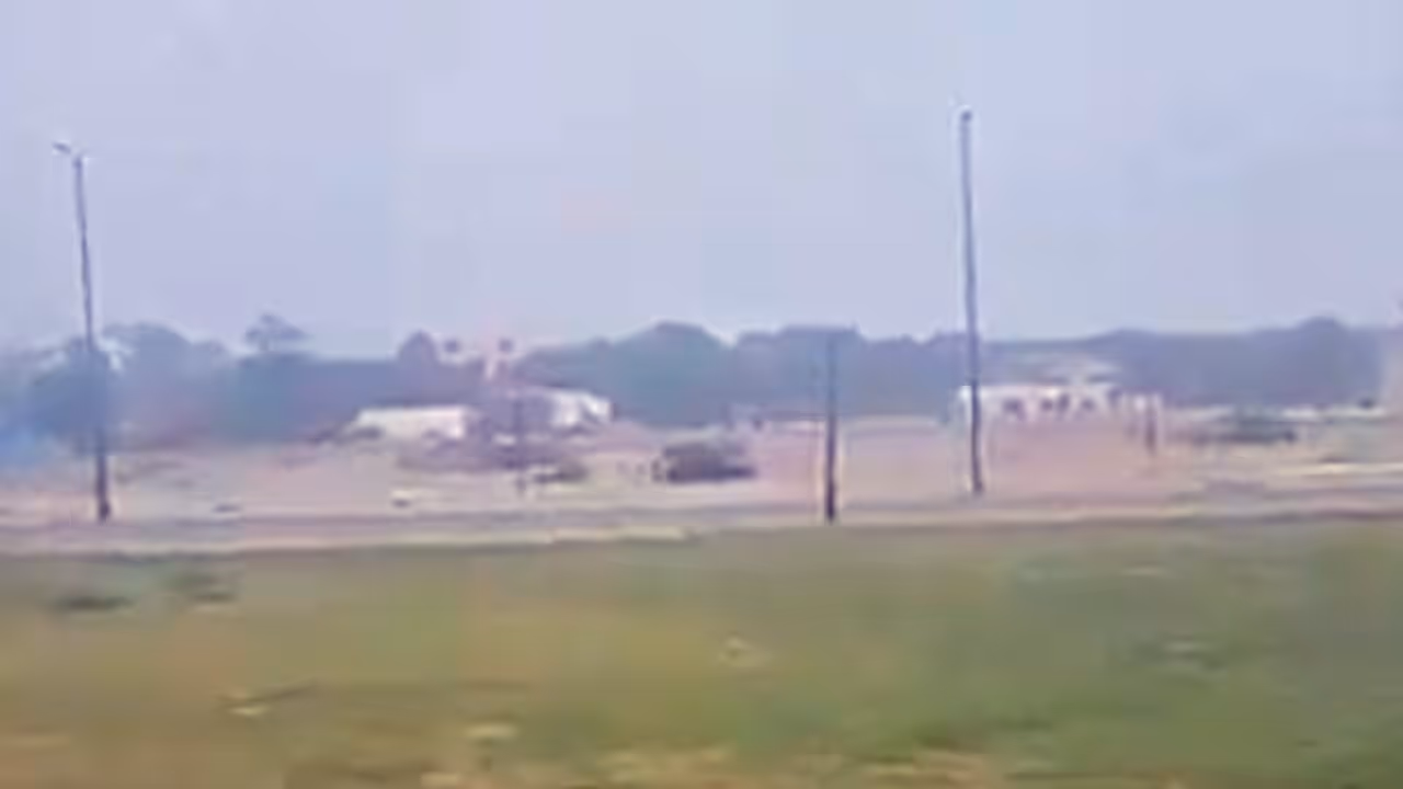 ലാഹോറിൽ തുടർ സ്ഫോടനങ്ങൾ, പരിഭ്രാന്തിയോടെ ജനം പരക്കംപാഞ്ഞു; ആക്രമണം വാൾട്ട‍ർ വിമാനത്താവളത്തിന് തൊട്ടടുത്ത്