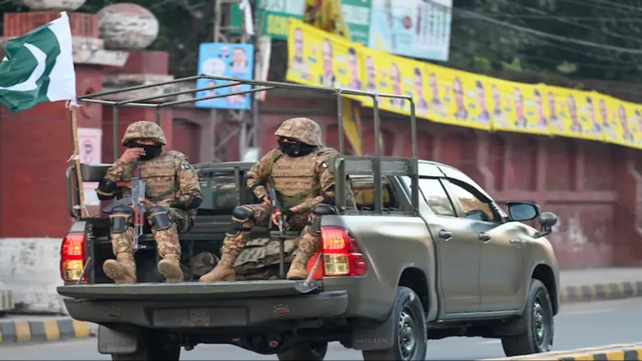 பலூச் பயங்கரவாதிகள் அடுத்தடுத்து 2 தாக்குதல்! 14 பாகிஸ்தான் ராணுவ வீரர்கள் பலி!