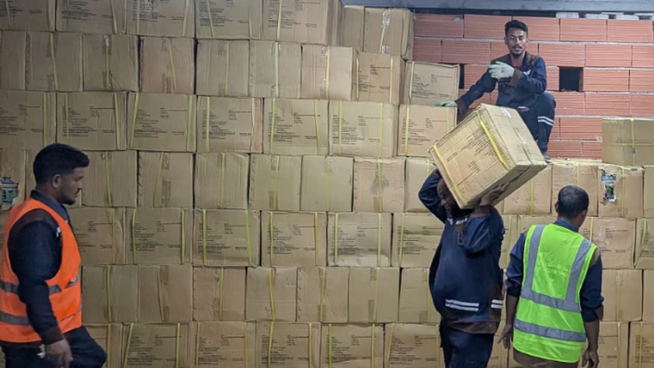 വീടുകൾ രഹസ്യ വെയർഹൗസുകൾ, പിടിച്ചെടുത്തത് 9.6 ടൺ കേടായ മാംസം, സൗദിയിൽ ഫീൽഡ് പരിശോധനകൾ ശക്തം വീടുകൾ രഹസ്യ വെയർഹൗസുകൾ, പിടിച്ചെടുത്തത് 9.6 ടൺ കേടായ മാംസം, സൗദിയിൽ ഫീൽഡ് പരിശോധനകൾ ശക്തം