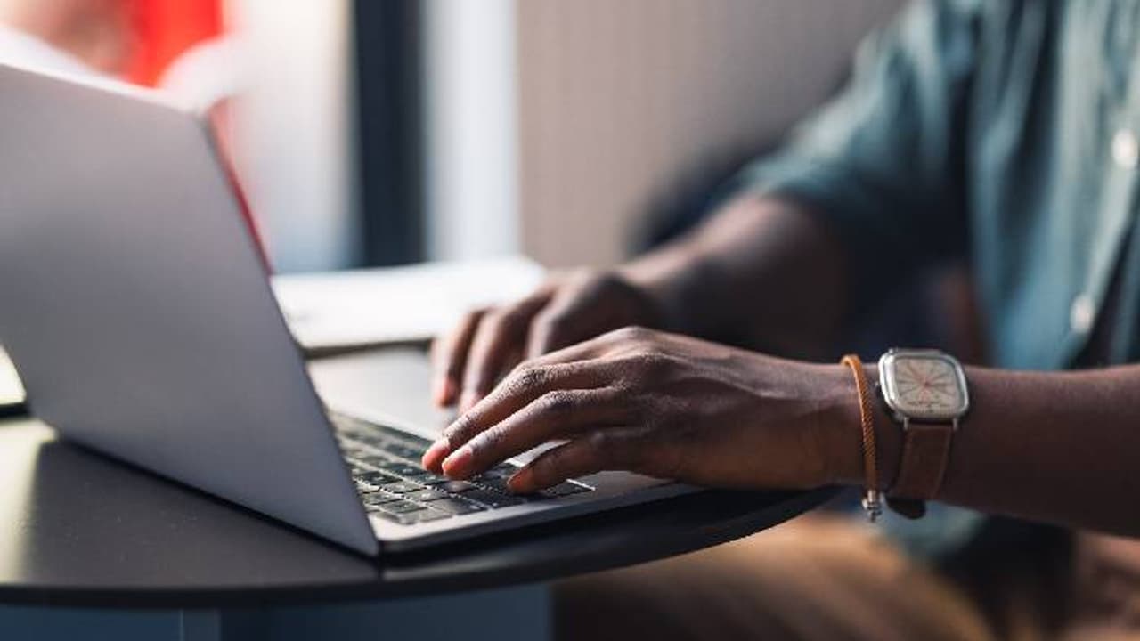 വർഷം ഒരുകോടി സമ്പാദിക്കുന്നതൊക്കെ ഇപ്പോൾ സാധാരണമാണോ? ചർച്ചയായി യുവാവിന്റെ പോസ്റ്റ് വർഷം ഒരുകോടി സമ്പാദിക്കുന്നതൊക്കെ ഇപ്പോൾ സാധാരണമാണോ? ചർച്ചയായി യുവാവിന്റെ പോസ്റ്റ്