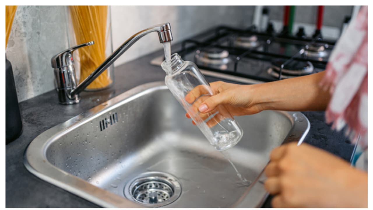 ഉപയോഗത്തിന് ശേഷം വെള്ളം കുപ്പി കഴുകാറില്ലേ? ഇക്കാര്യങ്ങൾ ശ്രദ്ധിക്കണേ 