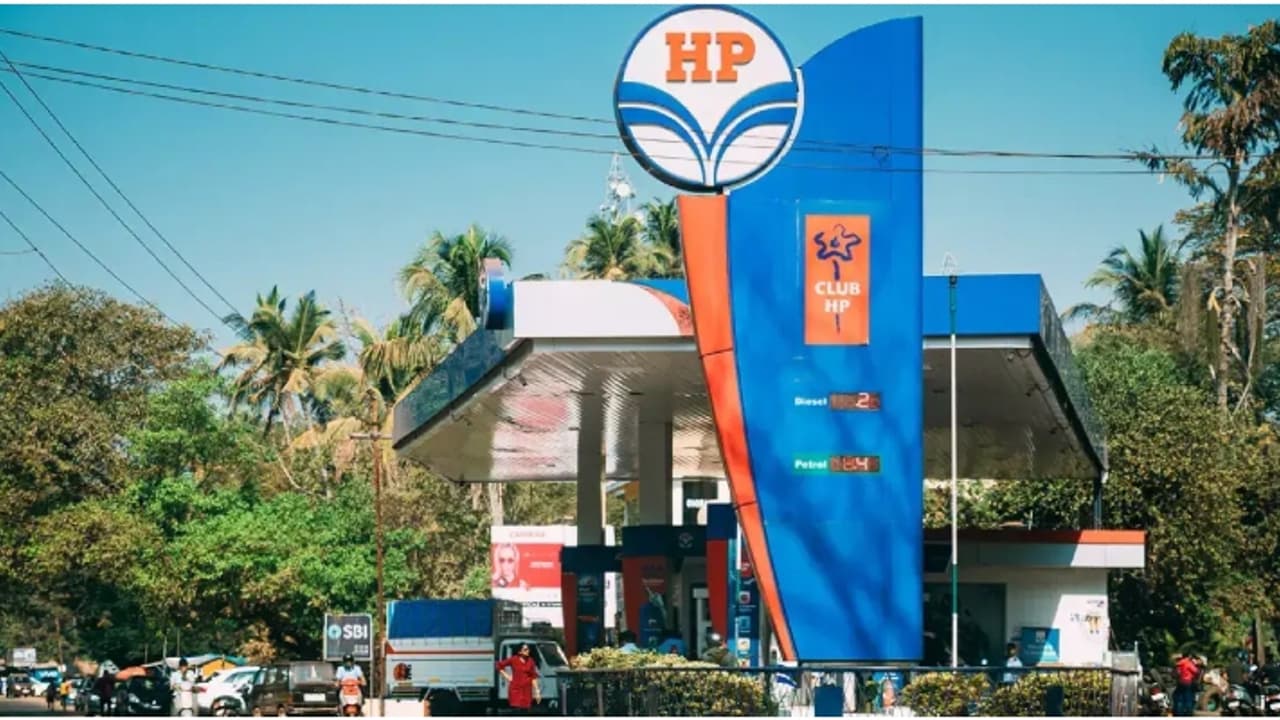 എച്ച്പിസിഎൽ ഇന്ധന ചോർച്ച: ഡിപ്പോ മാനേജറടക്കം ഉദ്യോഗസ്ഥരെ സ്ഥലംമാറ്റി എച്ച്പിസിഎൽ ഇന്ധന ചോർച്ച: ഡിപ്പോ മാനേജറടക്കം ഉദ്യോഗസ്ഥരെ സ്ഥലംമാറ്റി