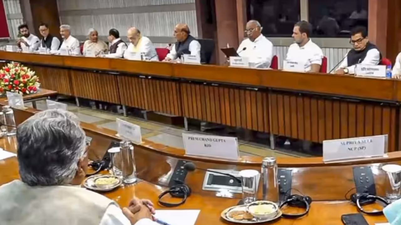 പാക് പ്രകോപനം തുട‍ർന്നാൽ ശക്തമായ തിരിച്ചടി; നി‍ർണായക സർവകക്ഷി യോഗം സമാപിച്ചു, സൈനിക നടപടിക്ക് പൂര്‍ണ പിന്തുണ