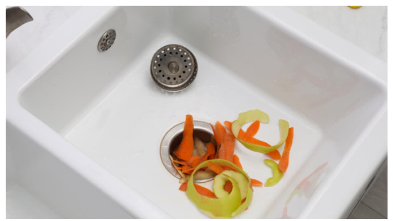 ഗാർബേജ് ഡിസ്പോസലിലെ ദുർഗന്ധം അകറ്റാൻ ഇത്രയേ ചെയ്യാനുള്ളൂ