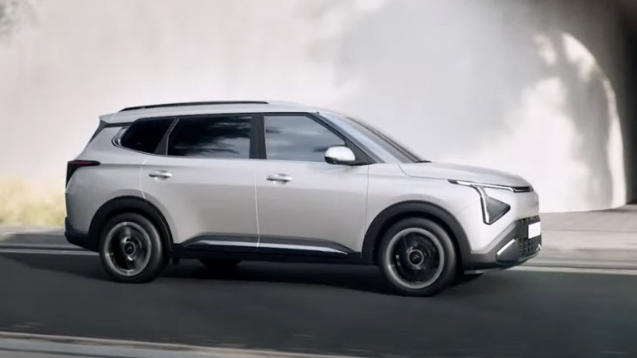 ഒരു ഫാമിലി കാറിന്റെ ധീരമായ വരവ്! കിയ കാരൻസ് ക്ലാവിസ് എത്തി ഒരു ഫാമിലി കാറിന്റെ ധീരമായ വരവ്! കിയ കാരൻസ് ക്ലാവിസ് എത്തി