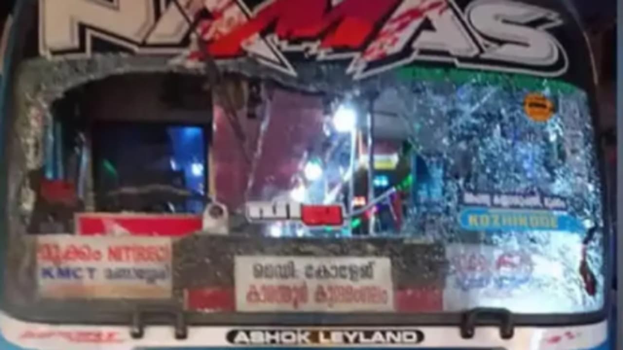 സമയത്തര്ക്കം, യാത്രക്കാരുണ്ടെന്ന് പോലും നോക്കിയില്ല, ബസിന്റെ ചില്ലടിച്ചു പൊട്ടിച്ചു; 2 പേർക്ക് പരിക്ക് സമയത്തര്ക്കം, യാത്രക്കാരുണ്ടെന്ന് പോലും നോക്കിയില്ല, ബസിന്റെ ചില്ലടിച്ചു പൊട്ടിച്ചു; 2 പേർക്ക് പരിക്ക്