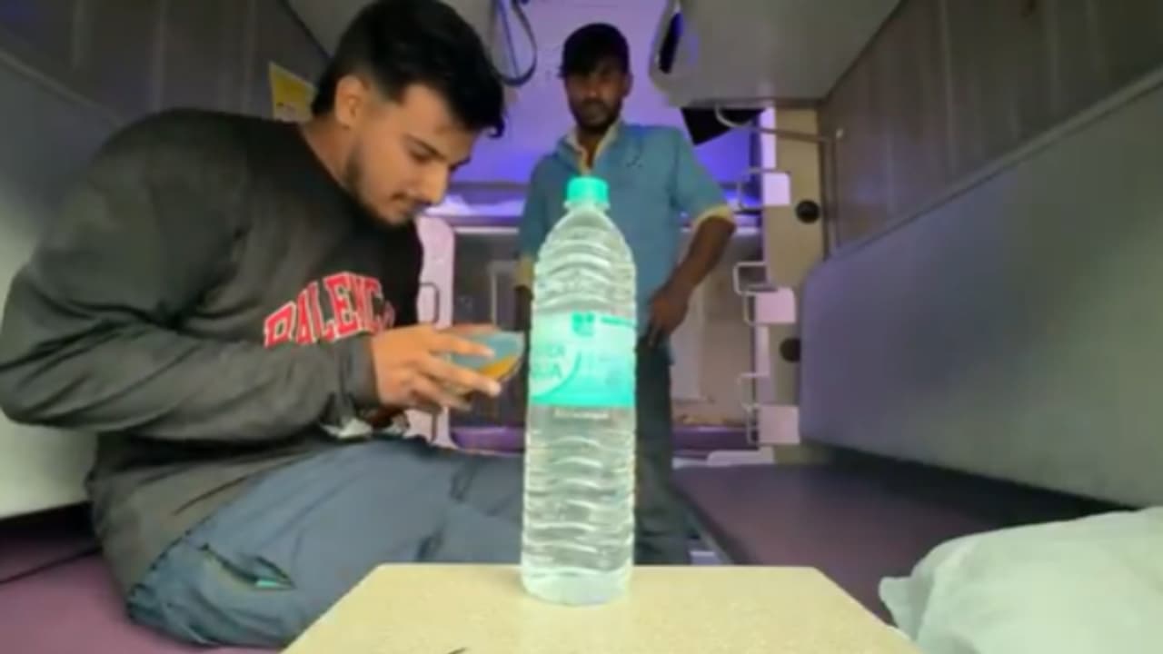 ട്രെയിൻ യാത്രയിൽ റെയിൽ നീറിന് അമിത വില; റെയിൽ മഡാഡ് ആപ്പിൽ പരാതി നൽകി, പിന്നാലെ വന്നത് തല്ലാൻ ഒരു സംഘം ട്രെയിൻ യാത്രയിൽ റെയിൽ നീറിന് അമിത വില; റെയിൽ മഡാഡ് ആപ്പിൽ പരാതി നൽകി, പിന്നാലെ വന്നത് തല്ലാൻ ഒരു സംഘം