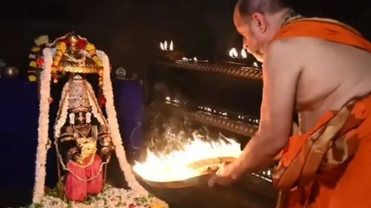 ಸೈನಿಕರಿಗೆ ಅಭಯ, ಸಿಂದೂರ, ಸುದರ್ಶನ ಚಕ್ರ ಹಿಡಿದ ಉಡುಪಿ ಕೃಷ್ಣನ ವಿಶೇಷ ಅಲಂಕಾರ!