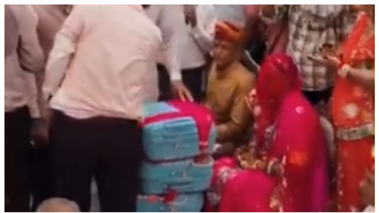 പെട്രോൾ പമ്പ്, 130 ഏക്കർ സ്ഥലം; മൊത്തം 15 കോടിയുടെ സ്ത്രീധനം, കണ്ണ് തള്ളി സോഷ്യല് മീഡിയ, വീഡിയോ പെട്രോൾ പമ്പ്, 130 ഏക്കർ സ്ഥലം; മൊത്തം 15 കോടിയുടെ സ്ത്രീധനം, കണ്ണ് തള്ളി സോഷ്യല് മീഡിയ, വീഡിയോ