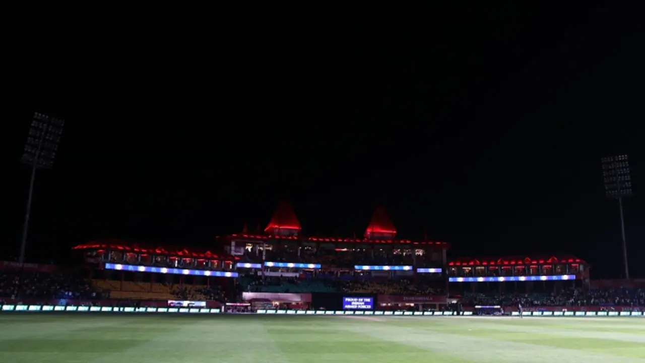 சீறி வந்த ஏவுகனைகள் : தர்மசாலாவில் ஐபிஎல் போட்டி பாதியில் ரத்து.! அவசர அவசரமாக ரசிகர்கள் வெளியேற்றம்