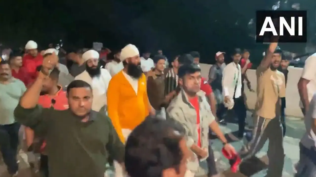 പഞ്ചാബ് ഡല്ഹി മത്സരം ഉപേക്ഷിച്ചതിന് പിന്നാലെ പാകിസ്ഥാനെതിരെ മുദ്രാവാക്യവുമായി ക്രിക്കറ്റ് പ്രേമികള് പഞ്ചാബ് ഡല്ഹി മത്സരം ഉപേക്ഷിച്ചതിന് പിന്നാലെ പാകിസ്ഥാനെതിരെ മുദ്രാവാക്യവുമായി ക്രിക്കറ്റ് പ്രേമികള്