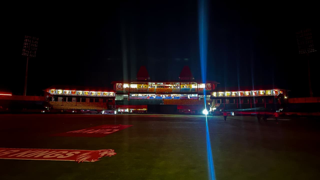 പഞ്ചാബ് ഡൽഹി മത്സരത്തിനിടെ ഗ്രൗണ്ടിൽ നാടകീയ രംഗങ്ങൾ; താരങ്ങളെ ഡൽഹിക്ക് തിരിച്ചയക്കാൻ പ്രത്യേക ട്രെയിൻ പഞ്ചാബ് ഡൽഹി മത്സരത്തിനിടെ ഗ്രൗണ്ടിൽ നാടകീയ രംഗങ്ങൾ; താരങ്ങളെ ഡൽഹിക്ക് തിരിച്ചയക്കാൻ പ്രത്യേക ട്രെയിൻ