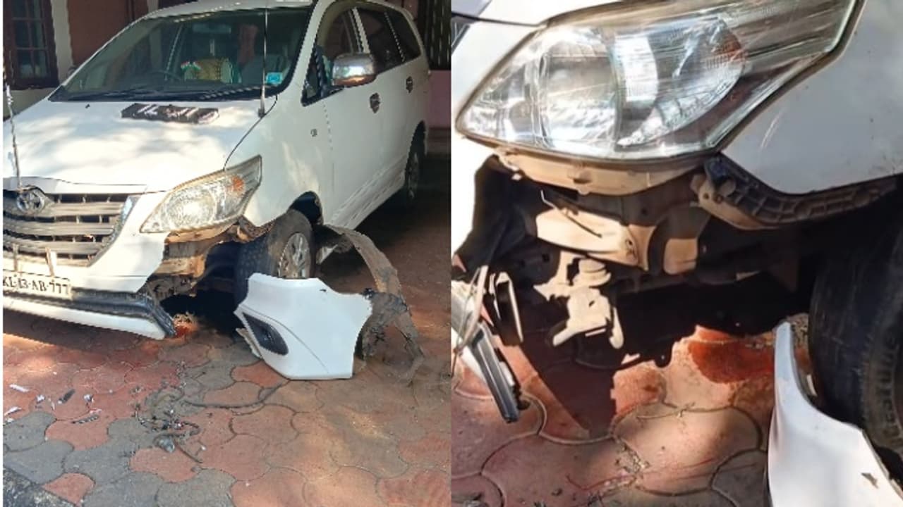 അസിസ്റ്റന്റ് കളക്ടറുടെ വാഹനം കടിച്ചുകീറി നശിപ്പിച്ച് തെരുവ് നായ്ക്കൾ; ഒടുവിൽ ടാക്സി ശരണം അസിസ്റ്റന്റ് കളക്ടറുടെ വാഹനം കടിച്ചുകീറി നശിപ്പിച്ച് തെരുവ് നായ്ക്കൾ; ഒടുവിൽ ടാക്സി ശരണം