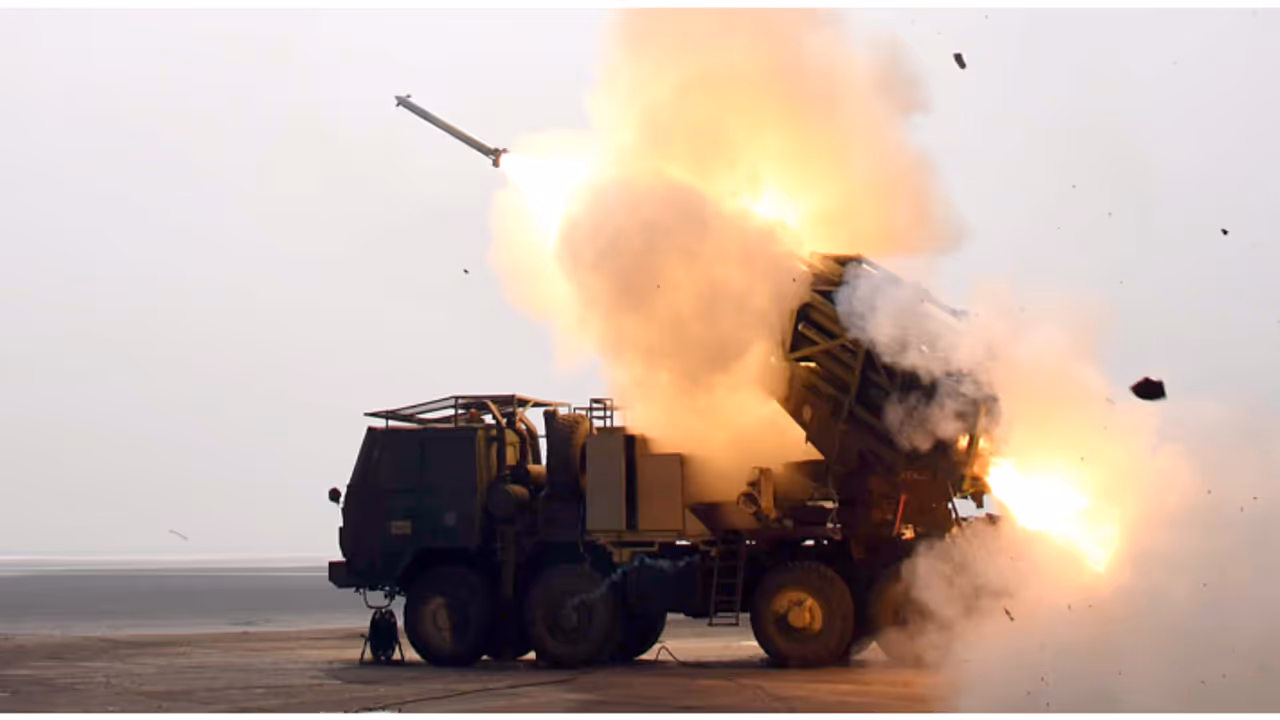 വെറും 44 സെക്കന്റിൽ തീ മഴ പെയ്യിക്കും! ശിവന്റെ വില്ലിന്റെ പേരുള്ള ഇന്ത്യയുടെ വജ്രായുധം പിനാക വെറും 44 സെക്കന്റിൽ തീ മഴ പെയ്യിക്കും! ശിവന്റെ വില്ലിന്റെ പേരുള്ള ഇന്ത്യയുടെ വജ്രായുധം പിനാക