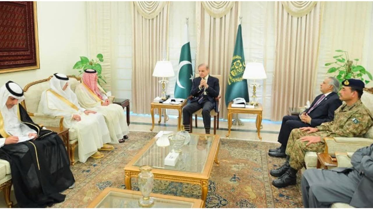 നി‍ർണായക ഇടപെടലിന് സൗദി, പാക് പ്രധാനമന്ത്രിയും കരസേന മേധാവിയുമായി രാത്രി വിദേശകാര്യ സഹമന്ത്രിയുടെ കൂടിക്കാഴ്ച