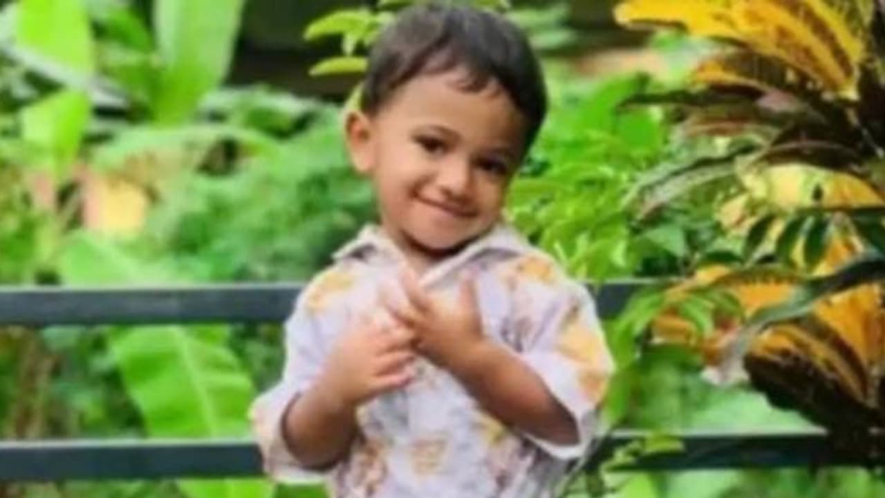 നിർത്തിയിട്ട കാർ ഉരുണ്ടിറങ്ങി, ദേഹത്ത് കയറിയിറങ്ങി; ബന്ധുവീട്ടിൽ വിരുന്നുവന്ന രണ്ടര വയസ്സുകാരന് ദാരുണാന്ത്യം നിർത്തിയിട്ട കാർ ഉരുണ്ടിറങ്ങി, ദേഹത്ത് കയറിയിറങ്ങി; ബന്ധുവീട്ടിൽ വിരുന്നുവന്ന രണ്ടര വയസ്സുകാരന് ദാരുണാന്ത്യം