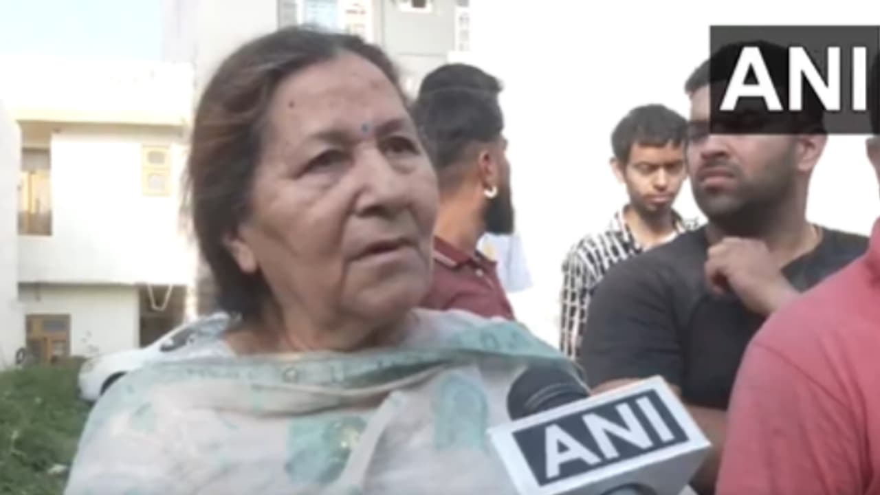 'ടെറസിന് മുകളില് ഉഗ്ര ശബ്ദത്തോടെ വീണു, വീടിനുള്ളിൽ പുക നിറഞ്ഞു'; പാക് ആക്രമണം വിവരിച്ച് കശ്മീര് വീട്ടമ്മ 'ടെറസിന് മുകളില് ഉഗ്ര ശബ്ദത്തോടെ വീണു, വീടിനുള്ളിൽ പുക നിറഞ്ഞു'; പാക് ആക്രമണം വിവരിച്ച് കശ്മീര് വീട്ടമ്മ