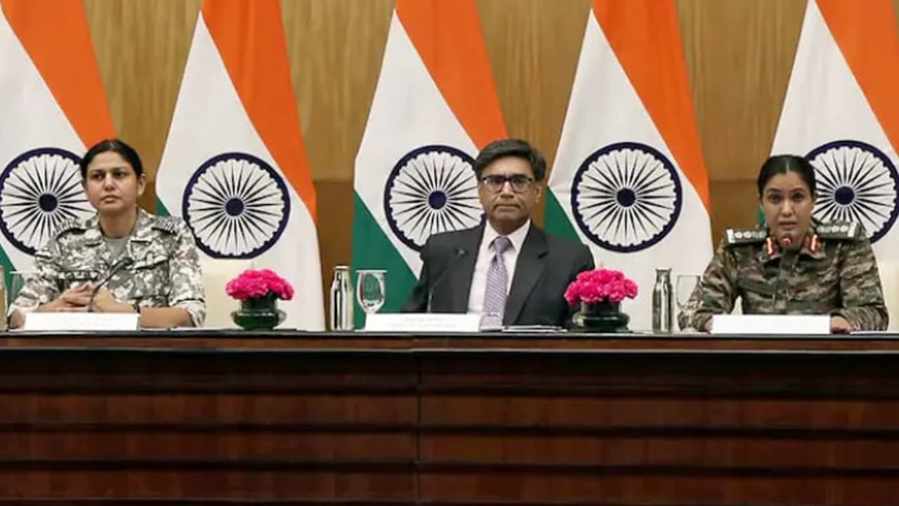 പല ആയുധങ്ങൾ ഉപയോഗിച്ച് തുടർച്ചയായി പാകിസ്ഥാൻ ആക്രമണങ്ങൾ നടത്തി; ഇന്ത്യ കൃത്യമായി തിരിച്ചടിച്ചുവെന്ന് സർക്കാർ പല ആയുധങ്ങൾ ഉപയോഗിച്ച് തുടർച്ചയായി പാകിസ്ഥാൻ ആക്രമണങ്ങൾ നടത്തി; ഇന്ത്യ കൃത്യമായി തിരിച്ചടിച്ചുവെന്ന് സർക്കാർ