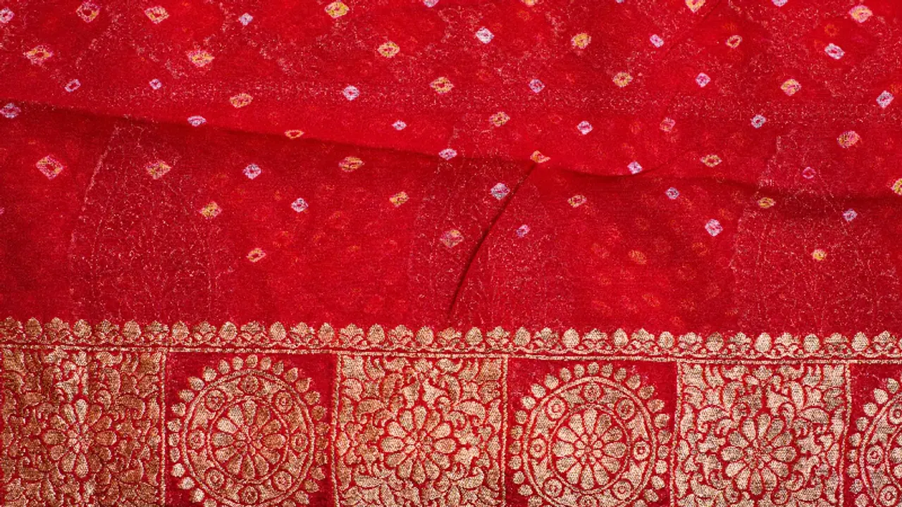 ಮಾರುಕಟ್ಟೆಯಲ್ಲಿ ಬೇಡಿಕೆ ತಂದ ಸಿಂದೂರ ಸೀರೆ: ಪಾತಾಳ ಕಂಡಿದ್ದ ನೇಕಾರರಿಗೆ ಬೂಸ್ಟ್ ಮಾರುಕಟ್ಟೆಯಲ್ಲಿ ಬೇಡಿಕೆ ತಂದ ಸಿಂದೂರ ಸೀರೆ: ಪಾತಾಳ ಕಂಡಿದ್ದ ನೇಕಾರರಿಗೆ ಬೂಸ್ಟ್