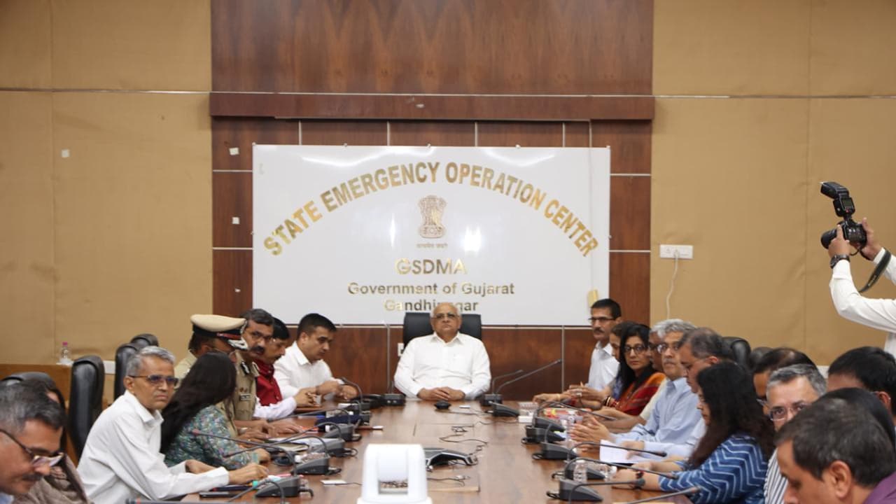 gujarat border security review cm bhupendra patel pakistan tension emergency center gandhinagar gujarat border security review cm bhupendra patel pakistan tension emergency center gandhinagar