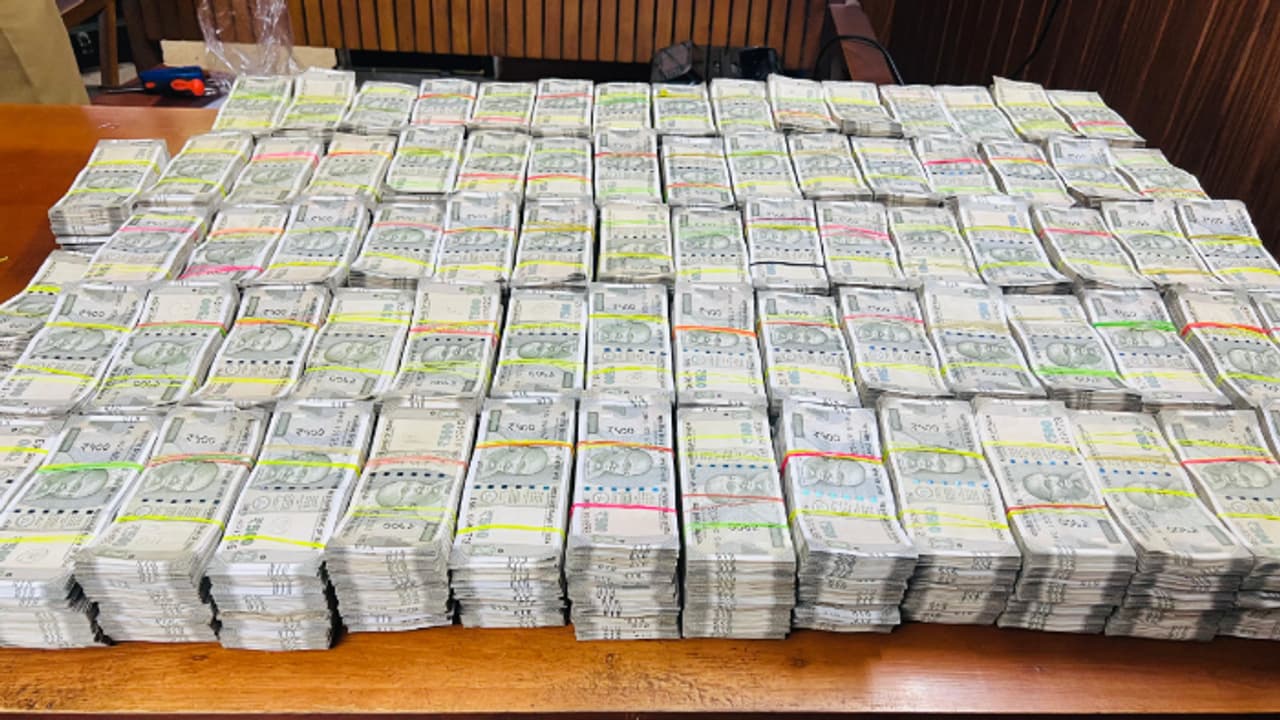 വൻ കുഴൽപ്പണ വേട്ട, ഒളിപ്പിച്ചത് കാർ സീറ്റിനോട് ചേർന്ന രഹസ്യ അറയിൽ;പണം കടത്തിയത് ബെംഗളൂരുവിൽ നിന്ന് വൻ കുഴൽപ്പണ വേട്ട, ഒളിപ്പിച്ചത് കാർ സീറ്റിനോട് ചേർന്ന രഹസ്യ അറയിൽ;പണം കടത്തിയത് ബെംഗളൂരുവിൽ നിന്ന്