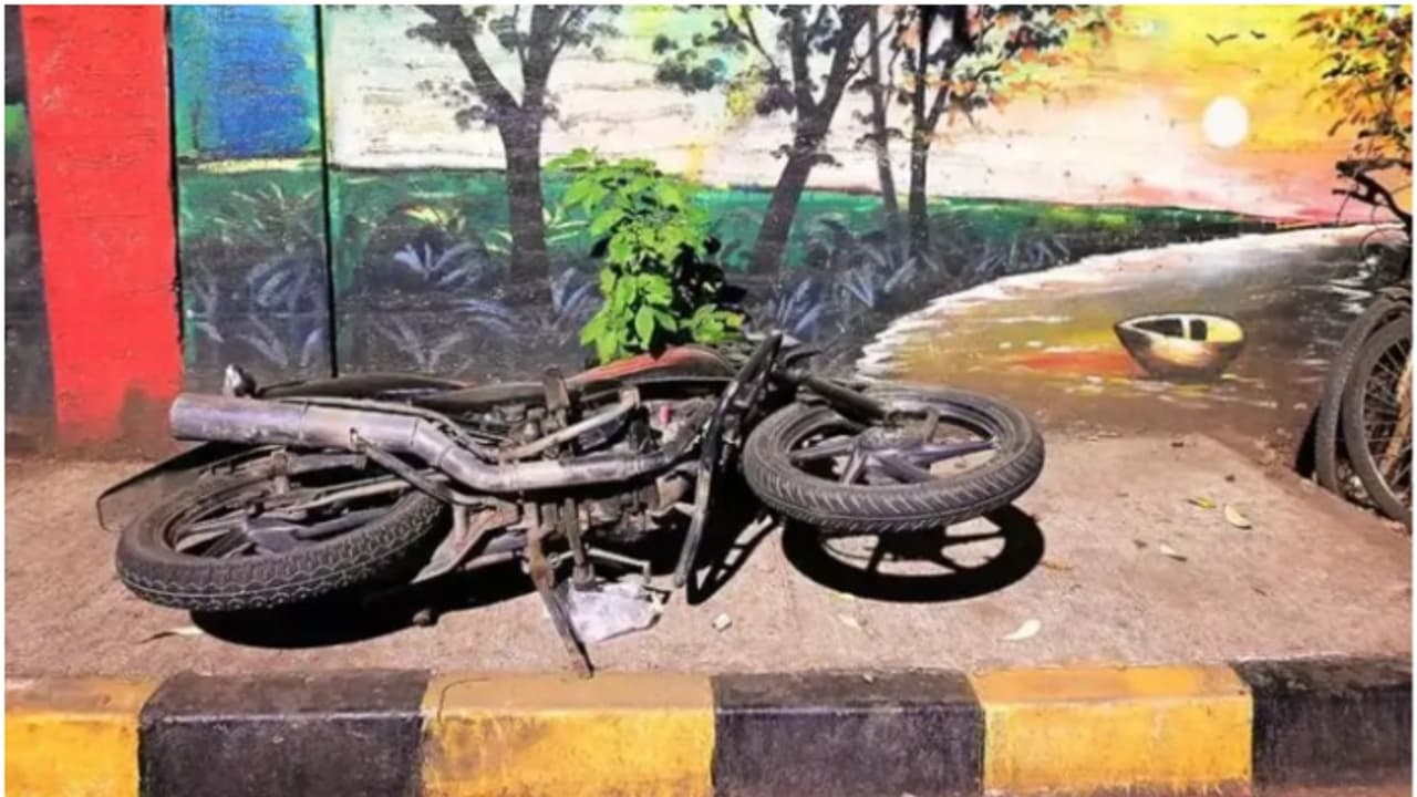 പഞ്ചറായ ടെമ്പോ പുലർച്ചെ 4.30ന് ഹൈവേയിൽ നിർത്തിയിട്ടു; പിന്നിൽ വന്ന ബൈക്ക് ഇടിച്ചുകയറി 2 പേർക്ക് ദാരുണാന്ത്യം