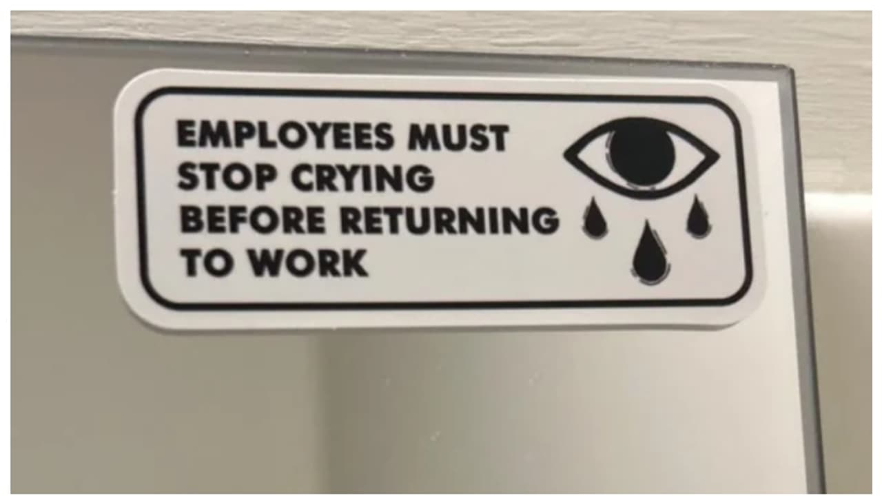 ഓഫീസ് ബാത്ത്റൂമിൽ 'കരച്ചിൽ നിർത്തൂ' എന്ന സ്റ്റിക്കർ പതിച്ച് യുവതി, പിന്നാലെ സംഭവിച്ചത് കണ്ട് ശരിക്കും കരഞ്ഞു! ഓഫീസ് ബാത്ത്റൂമിൽ 'കരച്ചിൽ നിർത്തൂ' എന്ന സ്റ്റിക്കർ പതിച്ച് യുവതി, പിന്നാലെ സംഭവിച്ചത് കണ്ട് ശരിക്കും കരഞ്ഞു!
