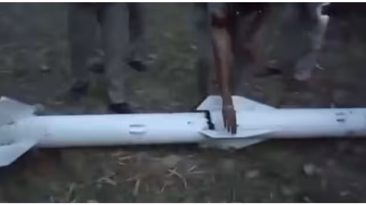 മെയ്ഡ് ഇൻ ചൈന, ഫെയ്ൽഡ് ഇൻ ഇന്ത്യ; പാകിസ്ഥാൻ തൊടുത്ത പിഎൽ 15 മിസൈൽ പൊട്ടിയില്ല മെയ്ഡ് ഇൻ ചൈന, ഫെയ്ൽഡ് ഇൻ ഇന്ത്യ; പാകിസ്ഥാൻ തൊടുത്ത പിഎൽ 15 മിസൈൽ പൊട്ടിയില്ല