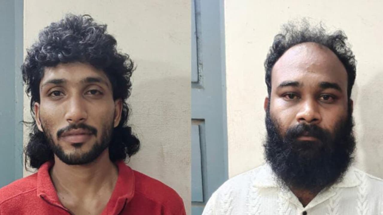 ആംബുലൻസിൽ നിന്നാണെങ്കിൽ ആരും ശ്രദ്ധിക്കില്ലല്ലോ, ചേറ്റുവ പാലത്തിനു സമീപം നിർത്തി; എംഡിഎംഎയുമായി പിടിയിൽ ആംബുലൻസിൽ നിന്നാണെങ്കിൽ ആരും ശ്രദ്ധിക്കില്ലല്ലോ, ചേറ്റുവ പാലത്തിനു സമീപം നിർത്തി; എംഡിഎംഎയുമായി പിടിയിൽ