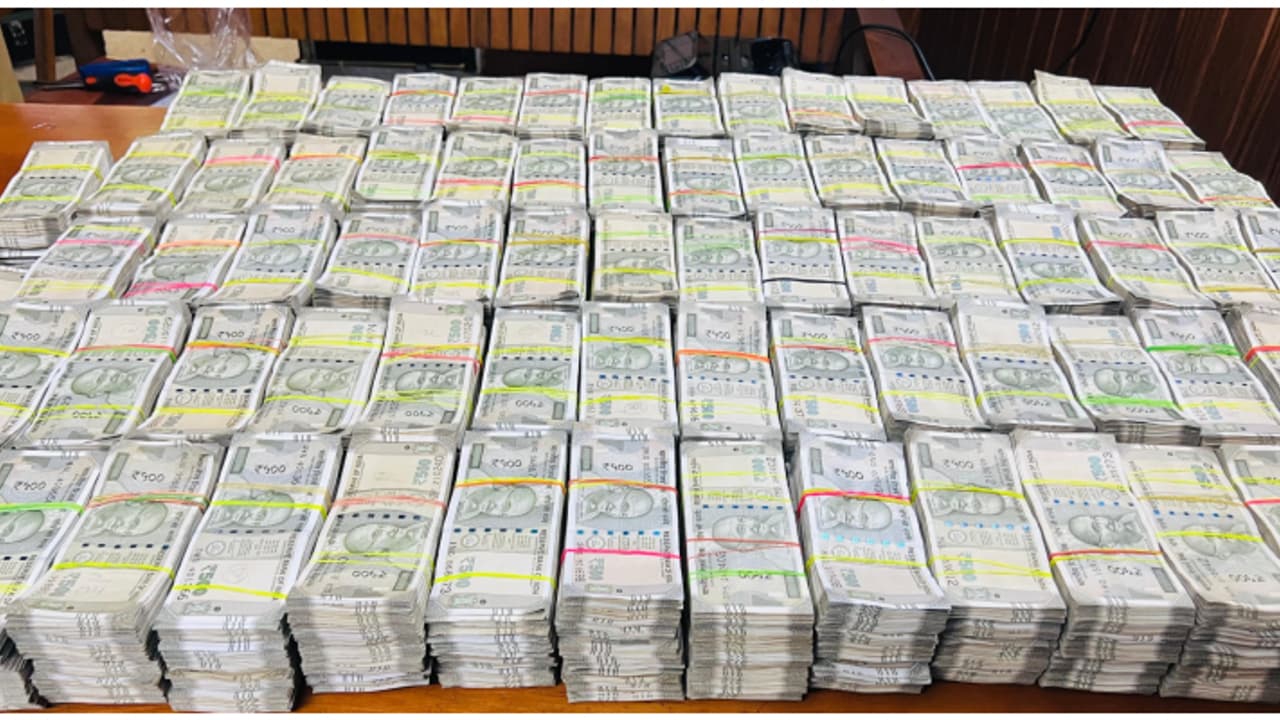 കൊണ്ടോട്ടിയിൽ വൻ കുഴൽപ്പണ വേട്ട; രണ്ടംഗ സംഘം കുടുങ്ങിയത് പൊലീസിന്റെ വാഹന പരിശോധനയ്ക്കിടെ