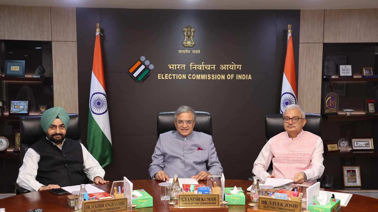 സര്വകക്ഷി യോഗങ്ങള്ക്ക് പിന്നാലെ പാര്ട്ടി അദ്ധ്യക്ഷരുമായി കൂടിക്കാഴ്ചയുമായി തെരഞ്ഞെടുപ്പ് കമീഷന് സര്വകക്ഷി യോഗങ്ങള്ക്ക് പിന്നാലെ പാര്ട്ടി അദ്ധ്യക്ഷരുമായി കൂടിക്കാഴ്ചയുമായി തെരഞ്ഞെടുപ്പ് കമീഷന്