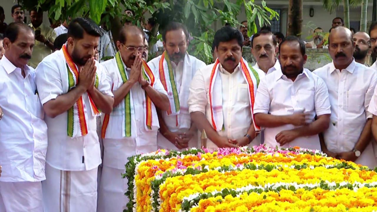 'കരുണാകരന്റെ ഓർമകള് ഊർജം പകരും'; സ്മൃതി മണ്ഡപത്തിൽ പുഷ്പാർച്ചന നടത്തി നിയുക്ത കെപിസിസി അധ്യക്ഷൻ സണ്ണി ജോസഫ് 'കരുണാകരന്റെ ഓർമകള് ഊർജം പകരും'; സ്മൃതി മണ്ഡപത്തിൽ പുഷ്പാർച്ചന നടത്തി നിയുക്ത കെപിസിസി അധ്യക്ഷൻ സണ്ണി ജോസഫ്