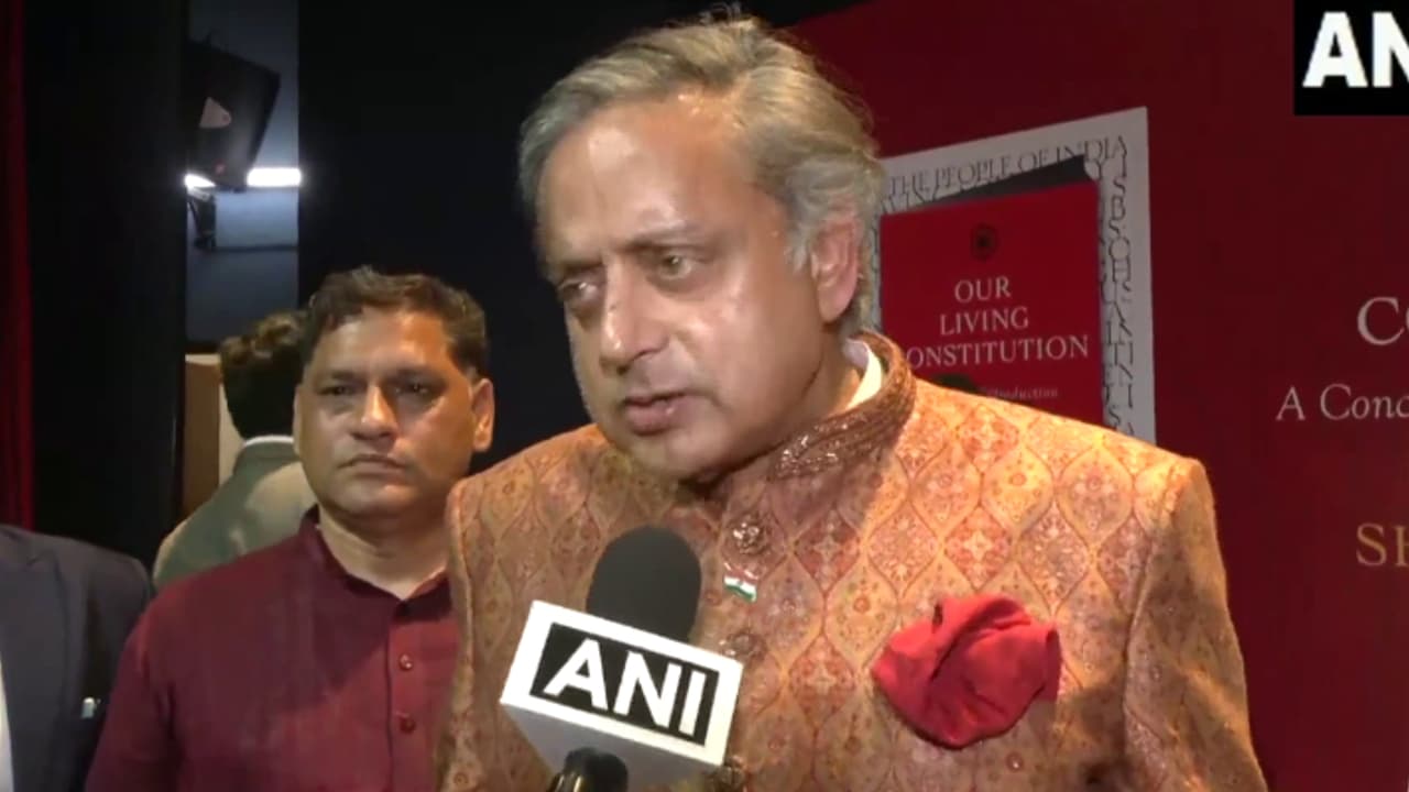 1971ൽ ഇന്ദിരാഗാന്ധി അമേരിക്കയ്ക്ക് കീഴടങ്ങിയില്ലെന്ന് കോണ്‍ഗ്രസ് പ്രചാരണം; മറുപടിയുമായി ശശി തരൂര്‍ എംപി