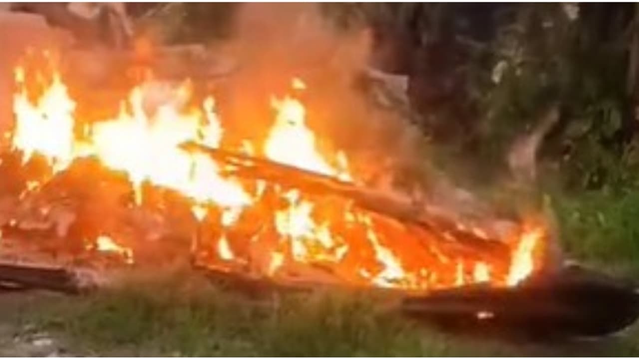 മത്സ്യ ബന്ധനം കഴിഞ്ഞ് കരയിൽ കയറ്റിയ ചെറുവള്ളം കത്തിയ നിലയിൽ മത്സ്യ ബന്ധനം കഴിഞ്ഞ് കരയിൽ കയറ്റിയ ചെറുവള്ളം കത്തിയ നിലയിൽ