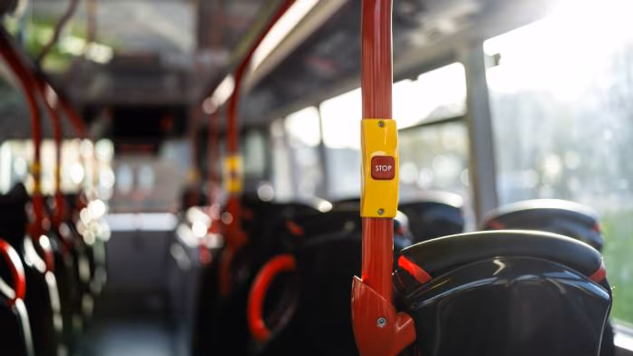 ബസൊന്നും പോരാ, ജോലി കിട്ടണമെങ്കിൽ സ്വന്തം വണ്ടിയിൽ തന്നെ ഇന്റർവ്യൂവിന് പോണോ? ചർച്ചയായി പോസ്റ്റ് 