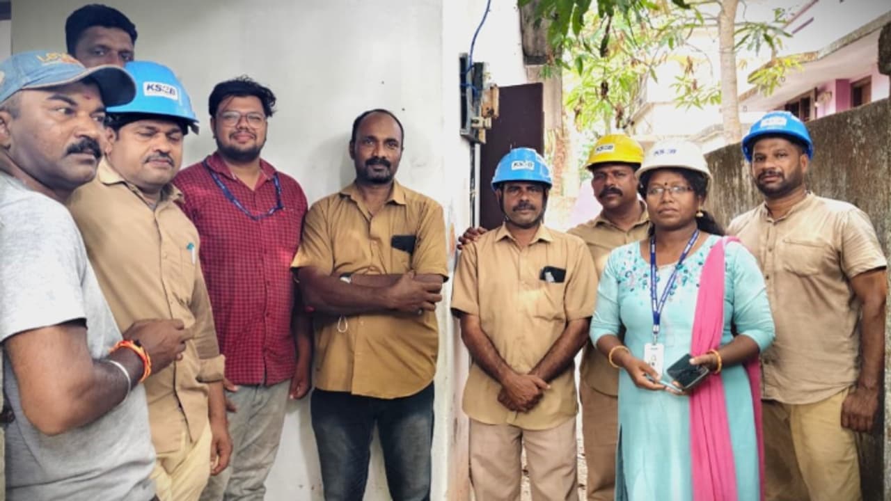 കാൻസർ രോഗി താമസിക്കുന്ന വാടക വീട്ടിൽ ഉടനെ വൈദ്യുതി വേണം; അര മണിക്കൂറിൽ വൈദ്യുതി എത്തിച്ച് കെഎസ്ഇബി ജീവനക്കാർ