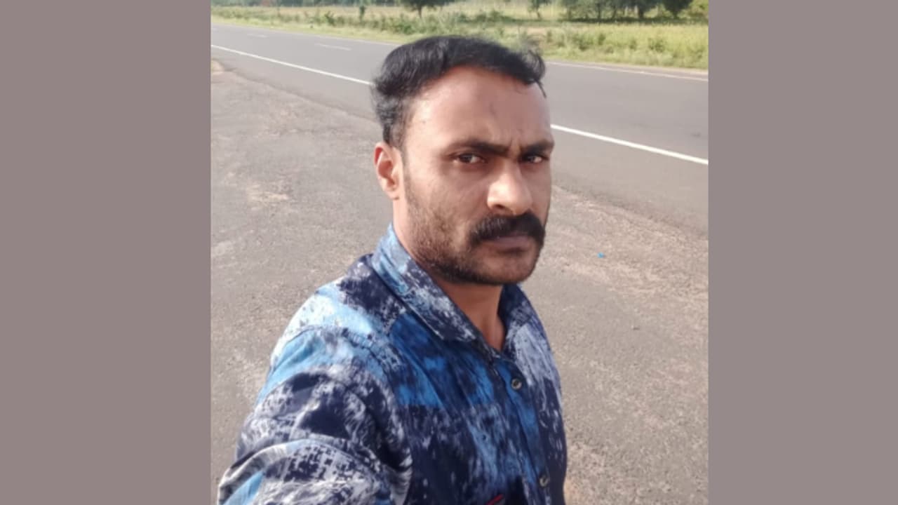 വാഗമണ്‍ റോഡില്‍ യുവാവിനെ കാറിനുള്ളില്‍ മരിച്ച നിലയില്‍ കണ്ടെത്തി, കാറിൽ രക്തക്കറ; ദുരൂഹതയെന്ന് ബന്ധുക്കൾ