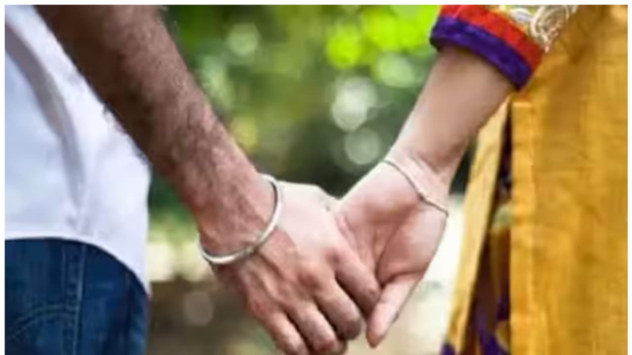 മലപ്പുറത്ത് വിവാഹ പിറ്റേന്ന് യുവതി കാമുകനൊപ്പം ഒളിച്ചോടി; കാർ നിർത്താൻ ആവശ്യപ്പെട്ട് കടന്നുകളഞ്ഞു മലപ്പുറത്ത് വിവാഹ പിറ്റേന്ന് യുവതി കാമുകനൊപ്പം ഒളിച്ചോടി; കാർ നിർത്താൻ ആവശ്യപ്പെട്ട് കടന്നുകളഞ്ഞു