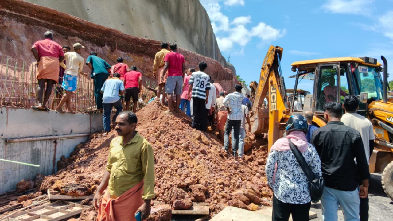 ദേശീയപാതാ നിർമാണത്തിനിടെ മട്ടലായി കുന്ന് ഇടിഞ്ഞ് വീണ് മരിച്ച സംഭവം; അടിയന്തര നടപടിക്ക് മന്ത്രിയുടെ നിർദേശം ദേശീയപാതാ നിർമാണത്തിനിടെ മട്ടലായി കുന്ന് ഇടിഞ്ഞ് വീണ് മരിച്ച സംഭവം; അടിയന്തര നടപടിക്ക് മന്ത്രിയുടെ നിർദേശം