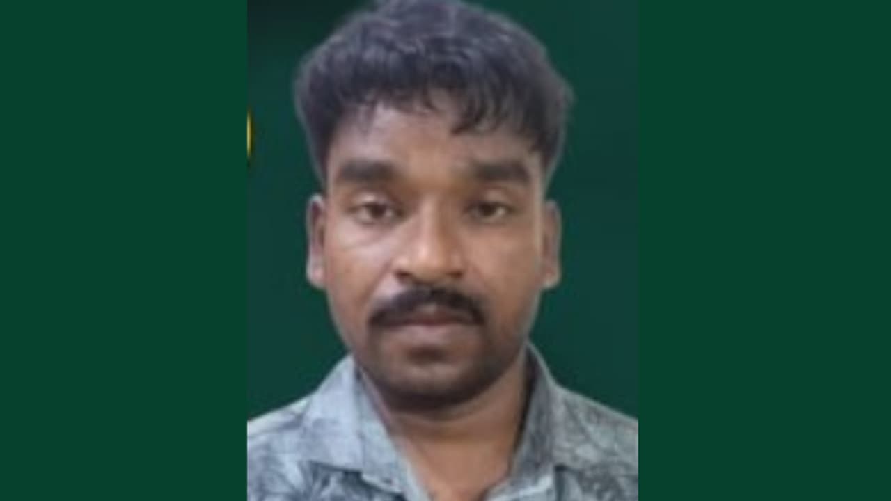 തമ്പാനൂരിൽ കണ്ടപ്പോൾ സംശയം, ബാഗിൽ ബ്രൗൺ മാസ്കിങ് ടേപ്പ് ചുറ്റിയ 2 പൊതി; ബംഗാൾ സ്വദേശി പിടിയിലായത് കഞ്ചാവുമായി തമ്പാനൂരിൽ കണ്ടപ്പോൾ സംശയം, ബാഗിൽ ബ്രൗൺ മാസ്കിങ് ടേപ്പ് ചുറ്റിയ 2 പൊതി; ബംഗാൾ സ്വദേശി പിടിയിലായത് കഞ്ചാവുമായി