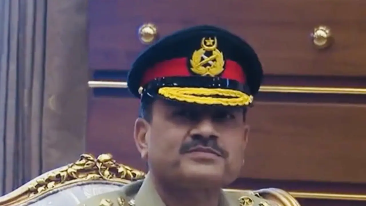 ಇದು ಪಾಕಿಸ್ತಾನ ಅಂದ್ರೆ: ನುಗ್ಗಿ ಹೊಡೆದ್ರೂ, ಆರ್ಮಿ ಚೀಫ್‌ಗೆ ಪ್ರಮೋಷನ್‌, ಫೀಲ್ಡ್‌ ಮಾರ್ಷಲ್‌ ಆದ ಅಸೀಮ್‌ ಮುನೀರ್‌!