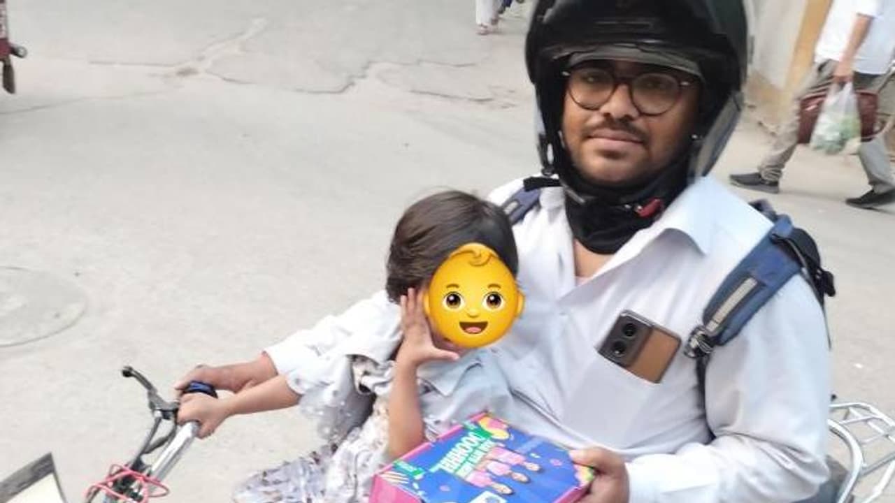 ഫോൺ വിളിച്ചപ്പോൾ ഒരു കൊച്ചുകുഞ്ഞിന്റെ ശബ്ദം, അച്ഛൻ ഫുഡ് ഡെലിവറിക്കെത്തുന്നത് രണ്ട് വയസുകാരിയുമായി