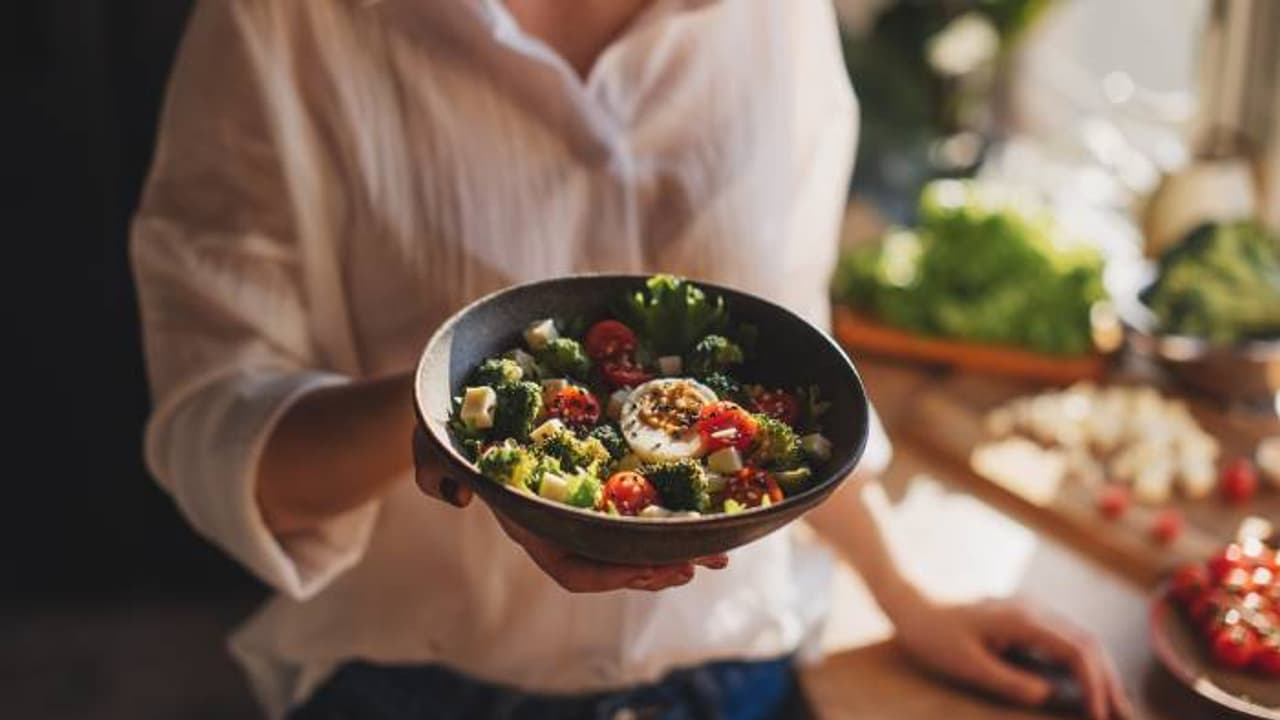 സാലഡിൽ ചത്ത എലി, വാദത്തിലുറച്ച് യുവതി, സമ്മതിക്കാതെ റെസ്റ്റോറന്റ് സാലഡിൽ ചത്ത എലി, വാദത്തിലുറച്ച് യുവതി, സമ്മതിക്കാതെ റെസ്റ്റോറന്റ്