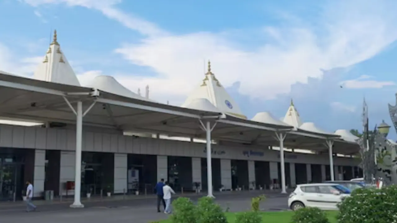 ഡ്രോൺ കണ്ട സംഭവം; ജമ്മു വിമാനത്താവളം വീണ്ടും അടച്ചു, 6 വിമാനത്താവളങ്ങളിൽ നിന്നുള്ള സർവ്വീസുകൾ റദ്ദാക്കി ഡ്രോൺ കണ്ട സംഭവം; ജമ്മു വിമാനത്താവളം വീണ്ടും അടച്ചു, 6 വിമാനത്താവളങ്ങളിൽ നിന്നുള്ള സർവ്വീസുകൾ റദ്ദാക്കി