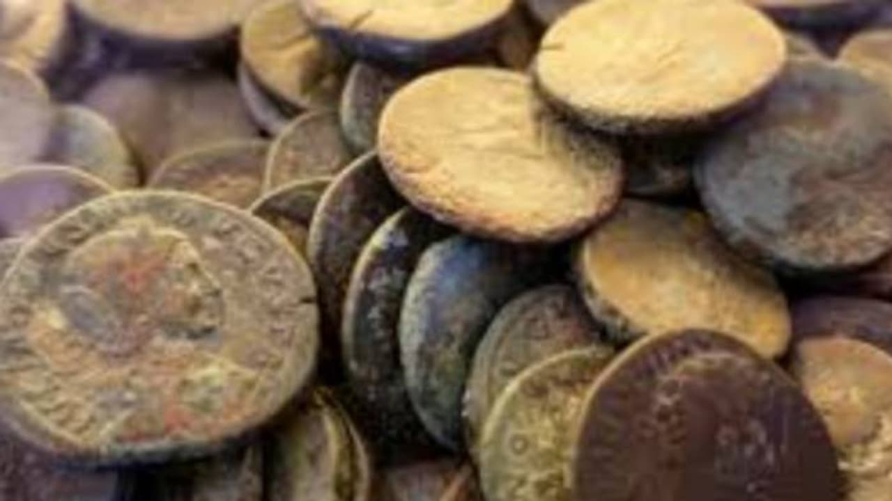 രാവിലെ നടക്കാനിറങ്ങി, മെറ്റൽ ഡിറ്റക്ടറിൽ നിന്നും ബീപ്പ് ശബ്ദം, കുഴിച്ചിട്ട നിലയിൽ നാണയങ്ങൾ, പഴക്കം 2000 വര്ഷം രാവിലെ നടക്കാനിറങ്ങി, മെറ്റൽ ഡിറ്റക്ടറിൽ നിന്നും ബീപ്പ് ശബ്ദം, കുഴിച്ചിട്ട നിലയിൽ നാണയങ്ങൾ, പഴക്കം 2000 വര്ഷം