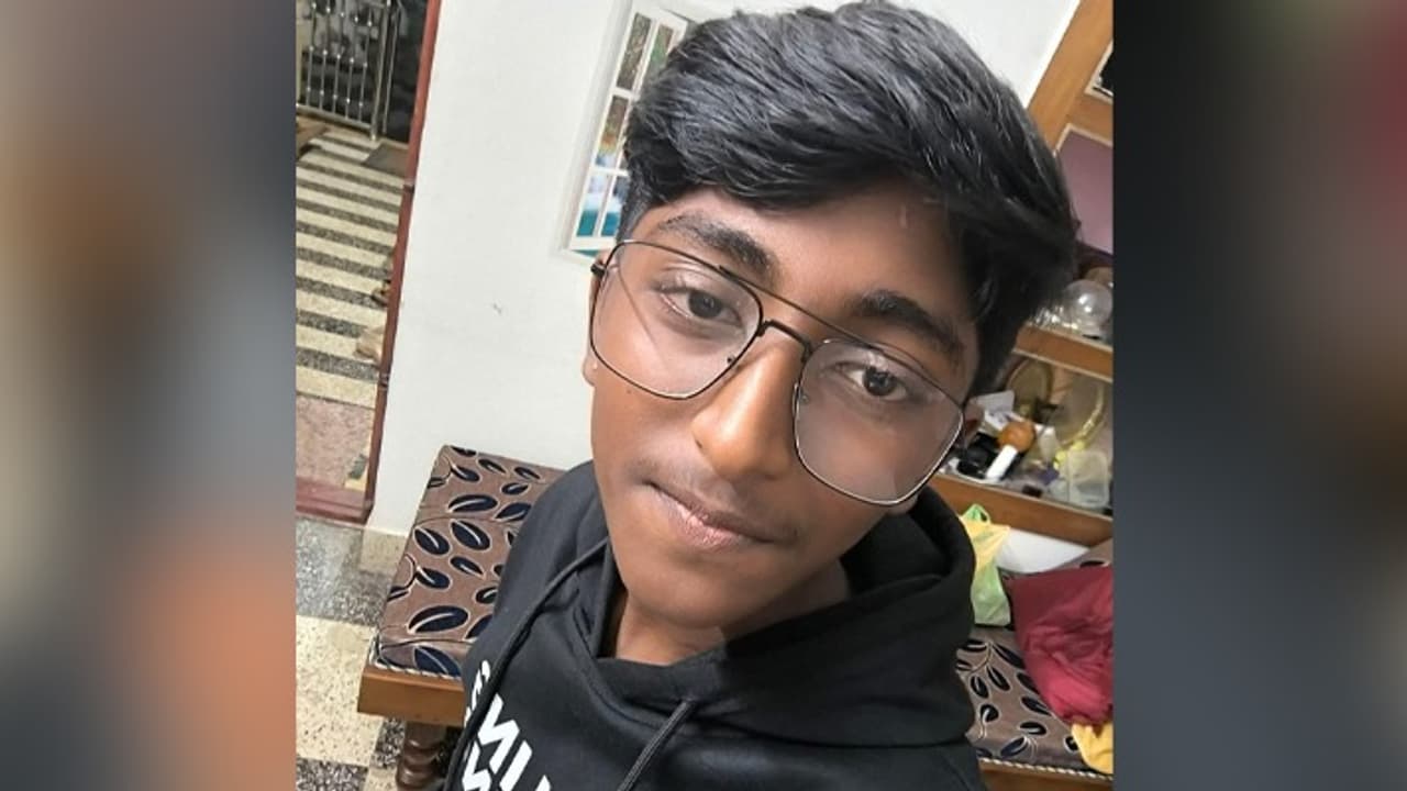 ഇന്നലെ രാവിലെ ട്യൂഷന് പോയി തിരിച്ചുവന്നില്ല; കൊല്ലം ചിതറയിൽ പതിനഞ്ചുകാരനെ കാണാനില്ലെന്ന് പരാതി ഇന്നലെ രാവിലെ ട്യൂഷന് പോയി തിരിച്ചുവന്നില്ല; കൊല്ലം ചിതറയിൽ പതിനഞ്ചുകാരനെ കാണാനില്ലെന്ന് പരാതി