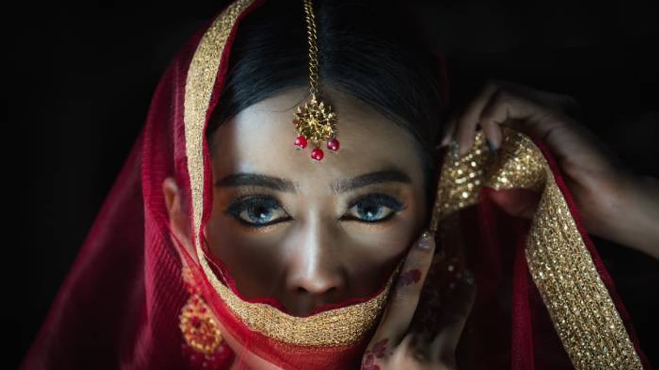 വിവാഹസൽക്കാരത്തിനിടെ യുവതിയുടെ നാടകീയ എൻട്രി, ആകെ ബഹളം, പൊലീസ്, കേസ്